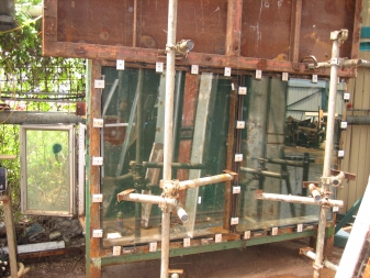 Two glass panels of same dimension were supplied by the customer for ASTM E330-02 cl. 11.3 Procedure B test.